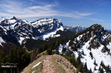 Auf dem Bild geht der Blick vom Hirzli Richtung Westen und Südwesten zu den Gipfeln der Oberseegruppe in den Glarner Alpen. Links außen schaut der Tierberg über die Brügglerkette herüber. Rechts darunter der Brüggler von dem der Grat zum Chöpfenberg zieht. Rechts im Bild sieht man den Planggenstock und im Vordergrund den Grat, der dorthin führt. Zwischen Chöpfenberg und Planggenstock sieht man noch einige Berge in der Zentralschweiz wie Pilatus, Gross Aubrig und Rigi. In den Nordhängen der Berge liegt Anfang Mai noch viel (Neu-) Schnee. Der Himmel ist blau und mit Schleierwolken verziert.